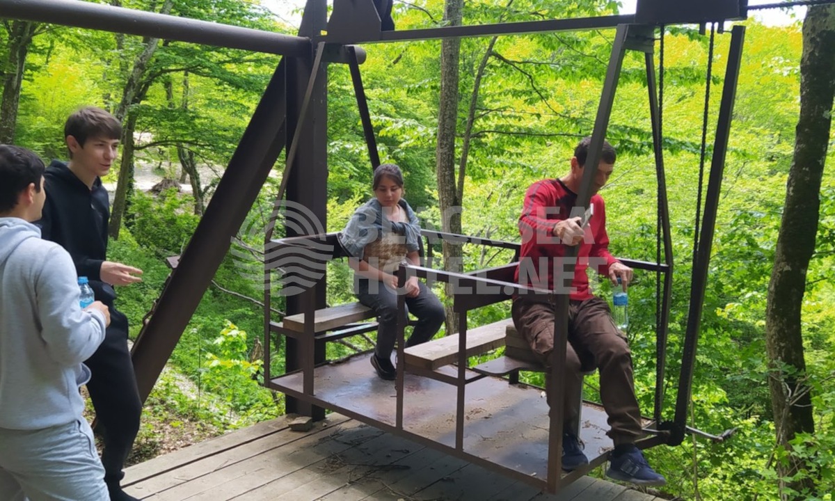 Вы можете посетить водопады как в составе экскурсионной группы, так и самостоятельно. Стоит иметь в виду, что в сезон отпусков здесь довольно много туристов, с побережья привозят организованные группы. Проезд к водопадам в это время платный, как и подъем на велосипеде и канатной дороге ко второму и последующим водопадам.

