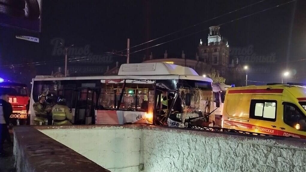     Шесть человек получили травмы в дорожной аварии на улице Шеболдаева в Ростове 16 ноября, сообщили в МЧС России по региону.
