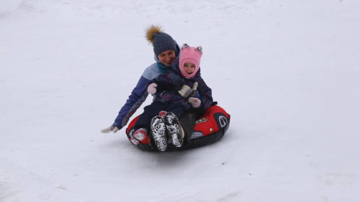    Ксения Евграфова со своей дочкой Соней на горке в районе Орехово Борисово Северное / Фото: Анатолий Цымбалюк / Вечерняя Москва