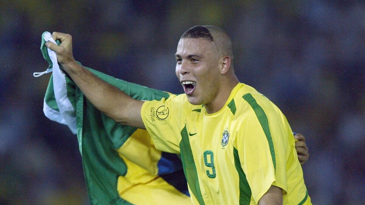    Роналдо празднует победу на чемпионате мира 2002 года© AFP 2022 / DANIEL GARCIA