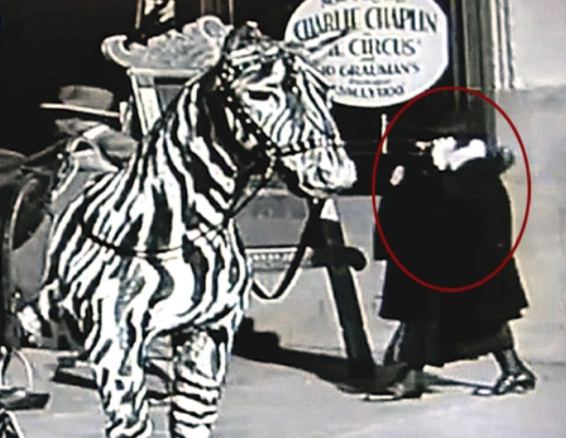 Женщина с "мобильным телефоном" на видеозаписи 1928 года