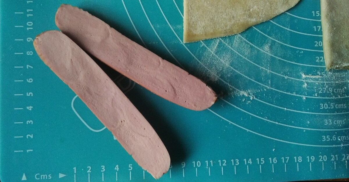 И сосиску тоже режем