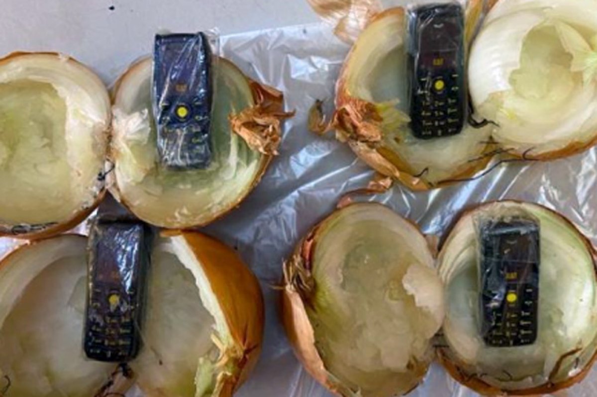    Телефоны в репчатом луке.