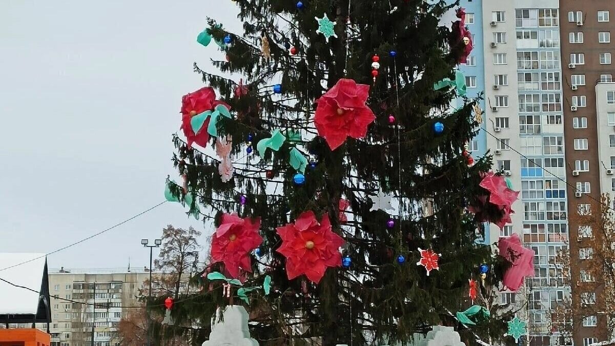     Новый парк в Демском районе украсила принципиально новая елка, но жителям она очень не понравилась.