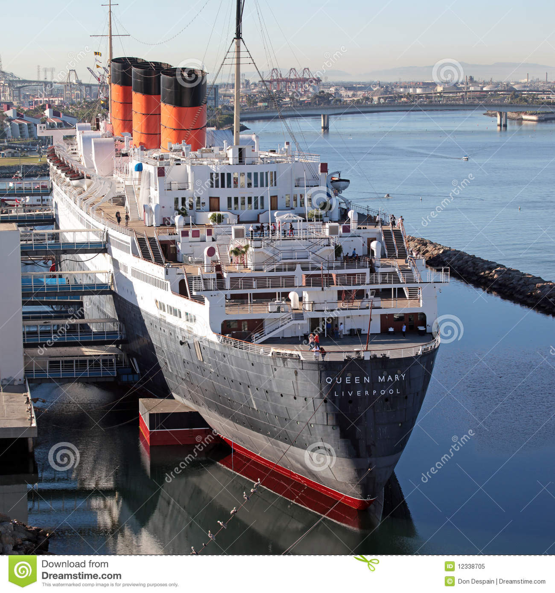 Огромный суперлайнер <<Куин Мэри-2>> построен в 2004 г.