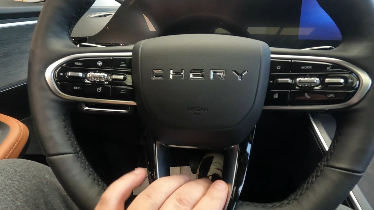 Omoda C5, а на руле надпись Chery