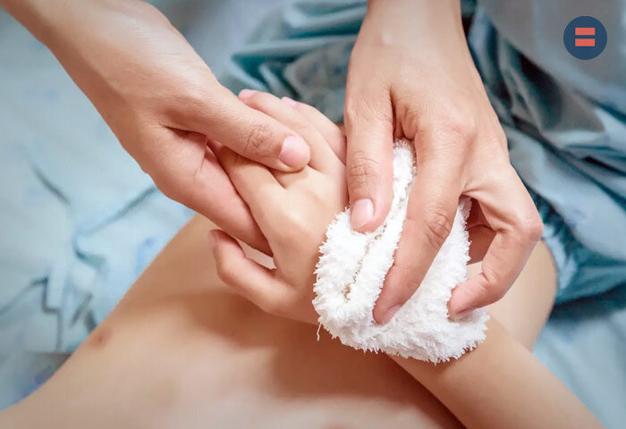 Не растирайте ребенка водкой, предупреждает Андрей Поздняков.