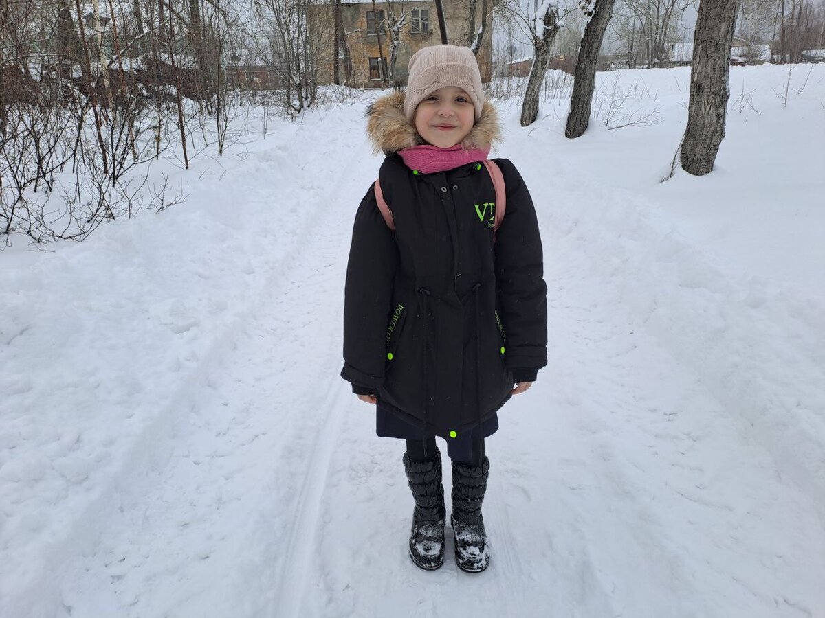Николетта по дороге из школы 😍