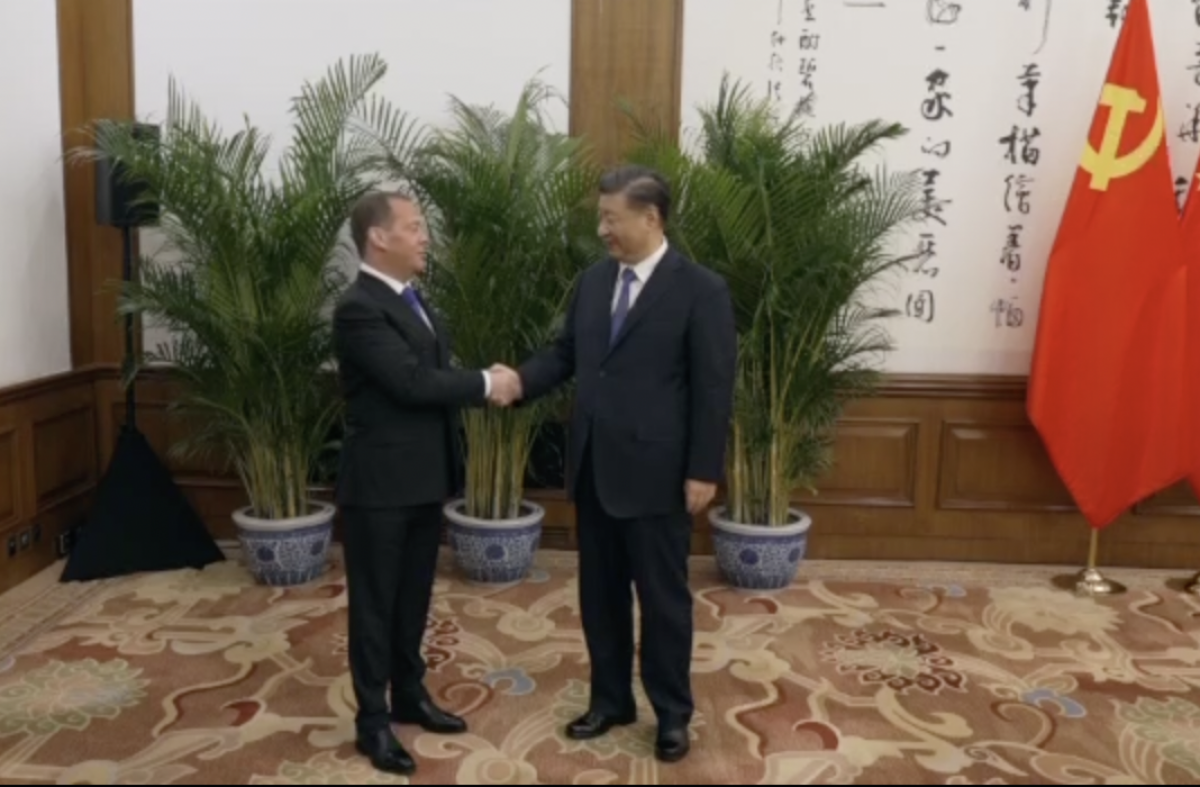    Медведев и Си Цзиньпин договорились активизировать партийное сотрудничество