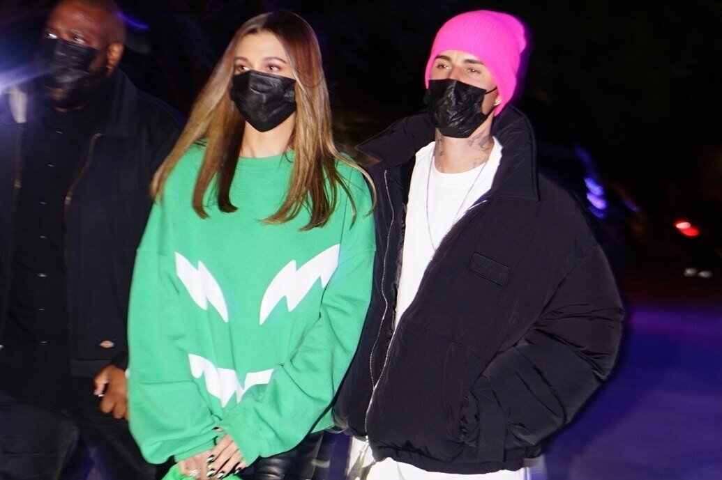     С чем сочетать кожаные брюки карго — отвечает Хейли Бибер