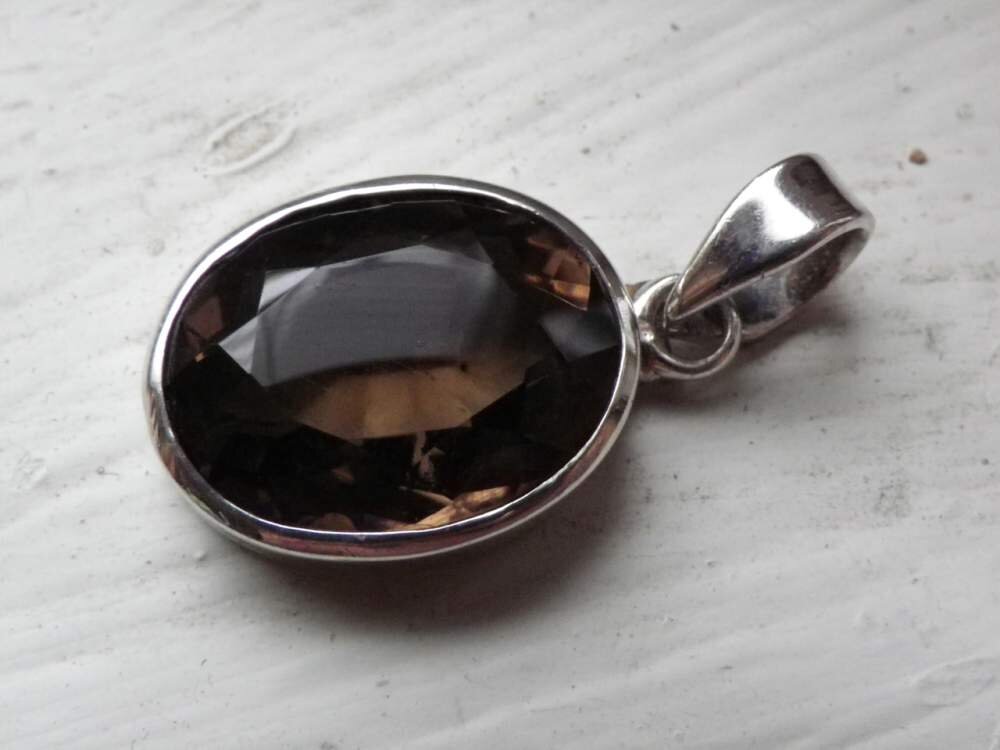 На фото: Подвеска с дымчатым кварцем