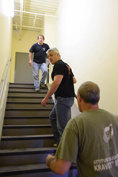 Защита от нескольких противников, безусловно, является отчаянной и непредсказуемой ситуацией, в которой многие люди не могут победить