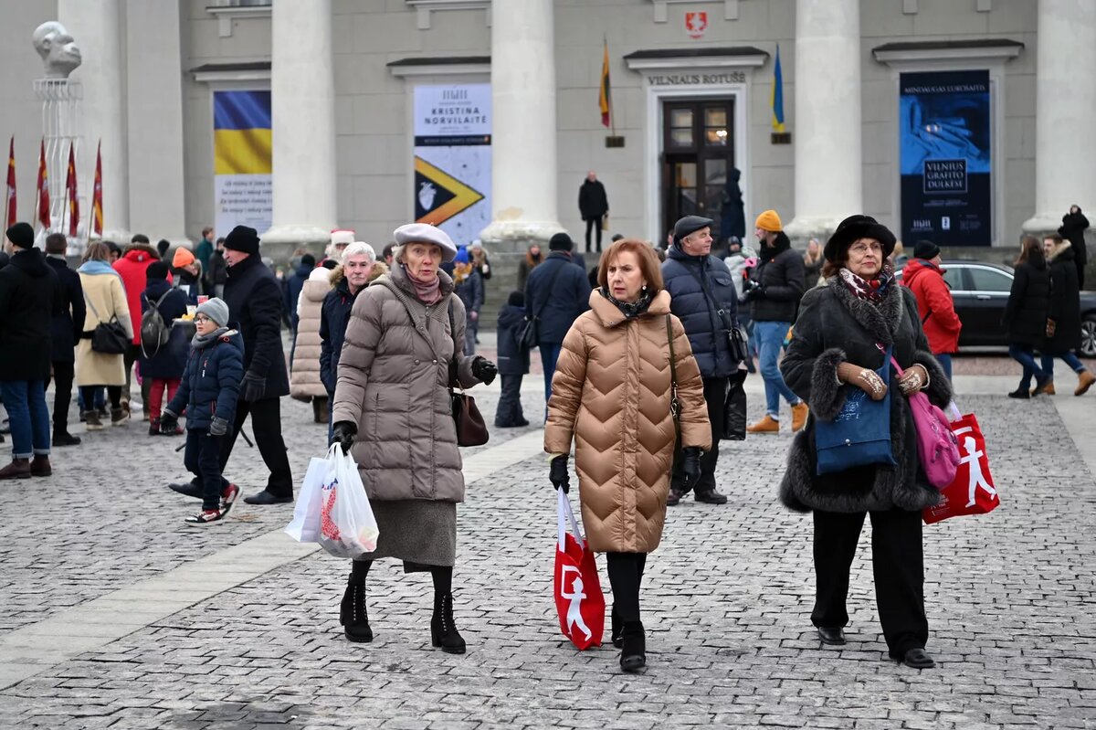 Международная Рождественская ярмарка на Ратушной площади открылась в начале декабря.