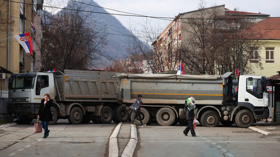 Фото: Florion Goga / Reuters📷Возведенные в одном из городов Косово баррикады