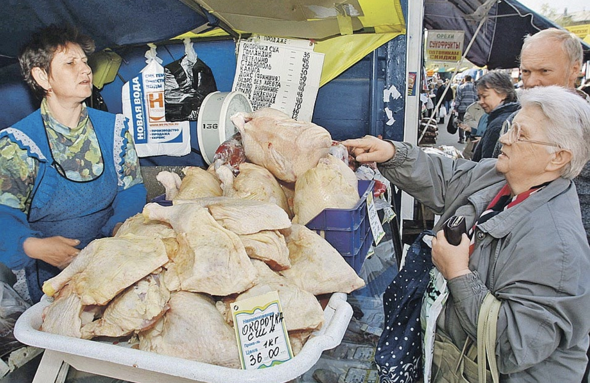 Чтобы как-то покрыть дефицит, власти стали наращивать импорт. Знаменитые "ножки Буша", привозимые из США, свидетельствуют о том, что государство не могло самостоятельно обеспечить людей даже мясом птицы. Фото из открытого доступа