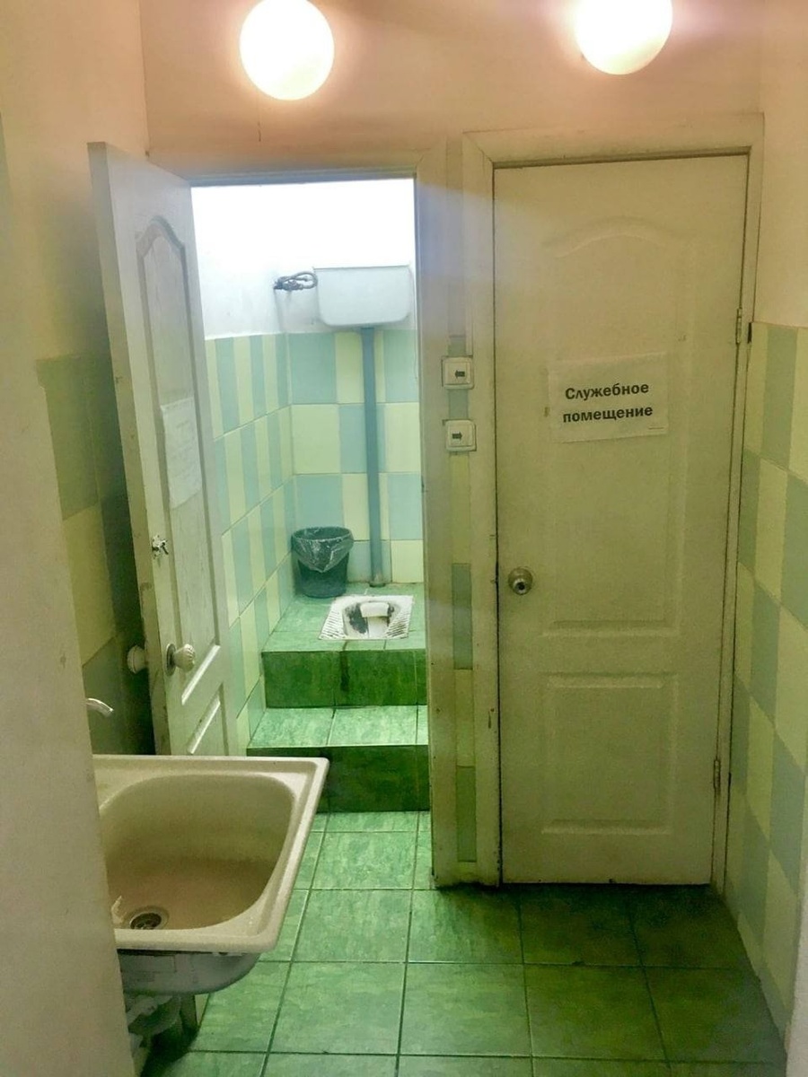     Так выглядит туалет Центра сейчас. Фото: телеграм-канал «Кровавая барыня»