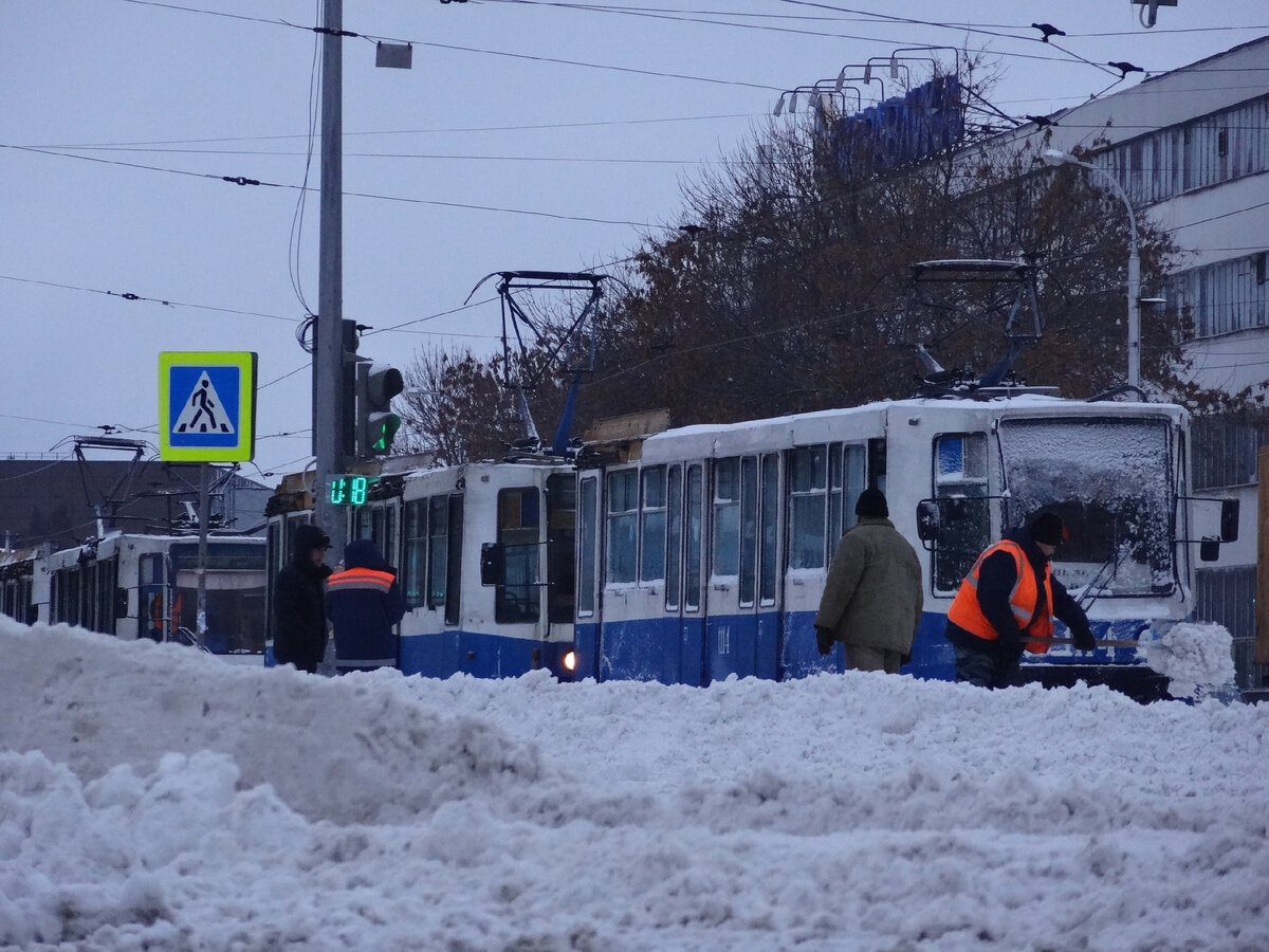 Движение трамваев уфа. Снежный трамвай. Затрудненное движение транспорта от снега. Проблемы с транспортом Уфа. Трамвай в Уфе сейчас цвет перекрасили.