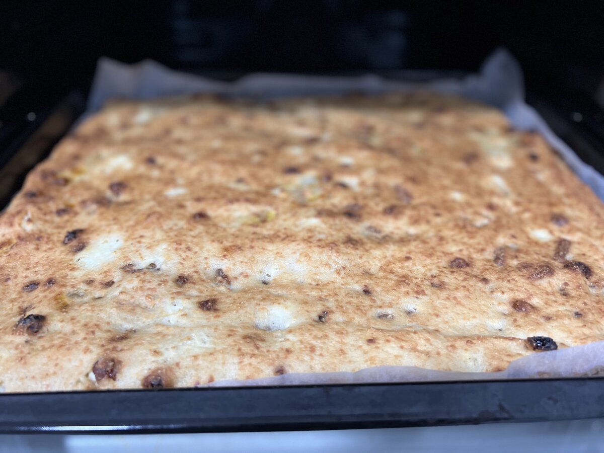 В составе: яйца, кефир, манка, разрыхлитель, соль, заменитель сахара натуральный, творог, изюм, орехи, кокосовое масло, ванильный экстракт. 