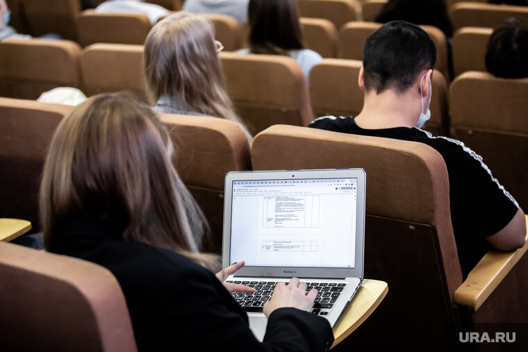    Студенты стоят перед выбором, либо голодать, либо идти в проституцию, заявил Михаил Делягин