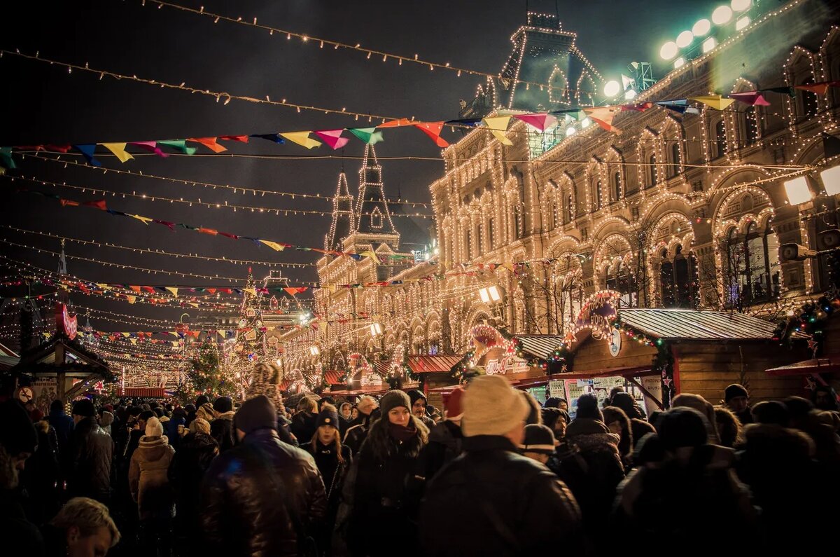 Празднования на ярмарке в Москве рядом с ГУМ. Источник: https://www.thevoicemag.ru/lifestyle/stil-zhizni/rozhdestvo-hristovo-v-rossii-v-2023-godu/ 