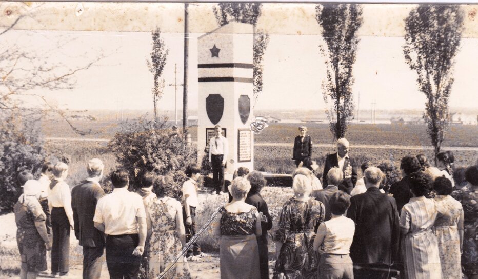 Встреча школьников с ветеранами у памятника погибшим