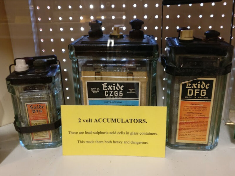 Британские портативные аккумуляторы для радио. От современных отличаются, прежде всего, стеклянным корпусом. Выпускались вплоть до начала 1960-x. 