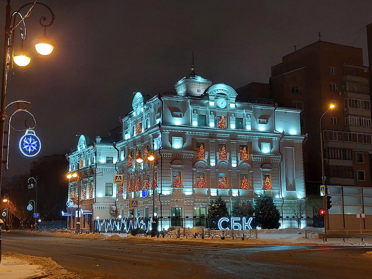 Предновогодняя Тюмень ранним утром, недалеко от ж/д вокзала. Кажется, улица Первомайская. Фото автора.