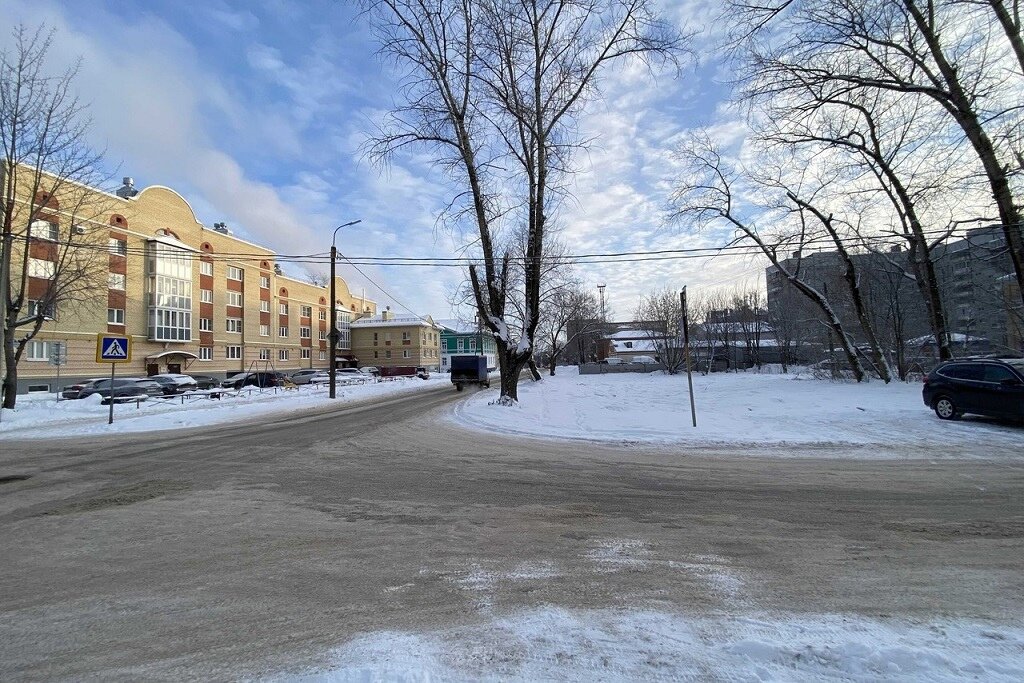    Участок находится напротив здания бывшего городского суда. В 2021 году там расселили и снесли 114-летний деревянный дом.