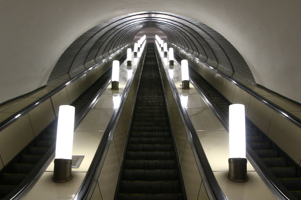 Эскалатор в метро. Станция метро Маяковская эскалатор. Эскалаторы Московского метро. Чистые пруды эскалатор. Ясенево станция эскалатор.