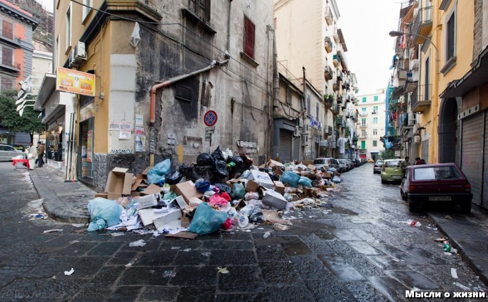 Ужасно грязно. Палермо трущобы. Неаполь Италия грязный город. Трущобы Неаполя Италия.