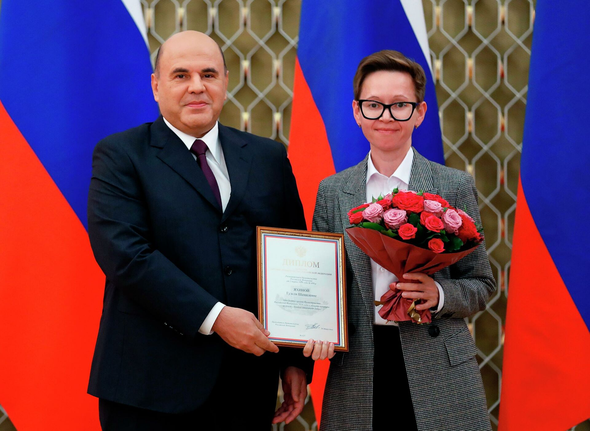 Премьер Мишустин вручает премию в миллион рублей автору книги "Зулейха открывает глаза" -- Гузели Яхиной