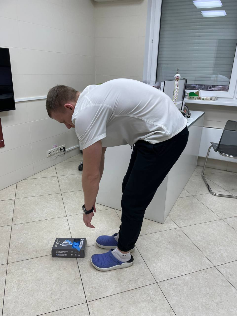 Пример неправильного поднятия предметов с пола: спина круглая, нагружается поясничный отдел позвоночника