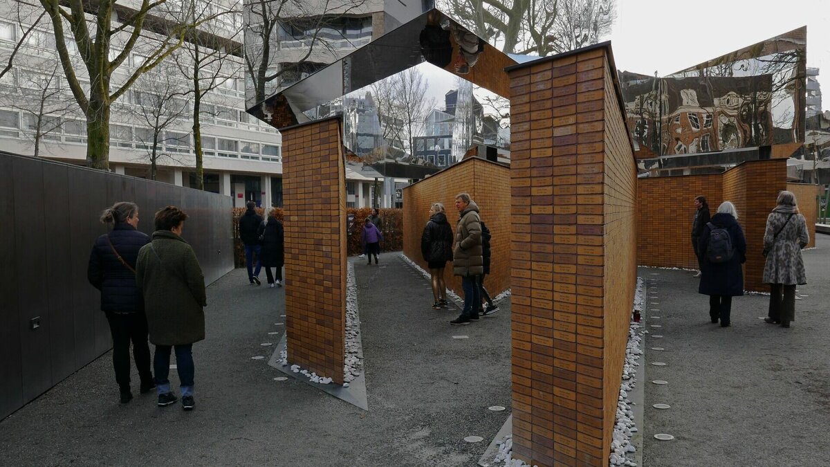     Власти страны отказали российской дипмиссии в участии в церемонии.