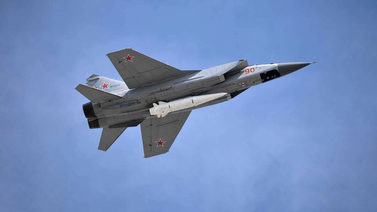    Многоцелевой истребитель МиГ-31 с гиперзвуковой ракетой "Кинжал"© РИА Новости / Алексей Никольский