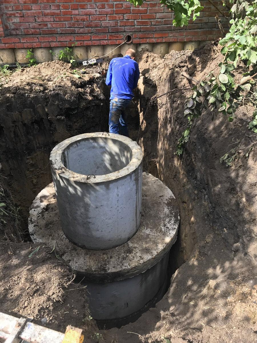 кольцо ко 6 на колодце. помойная яма. выгребная яма зимой. колодец для канализации. установка ж б колодцев ø1500х900.