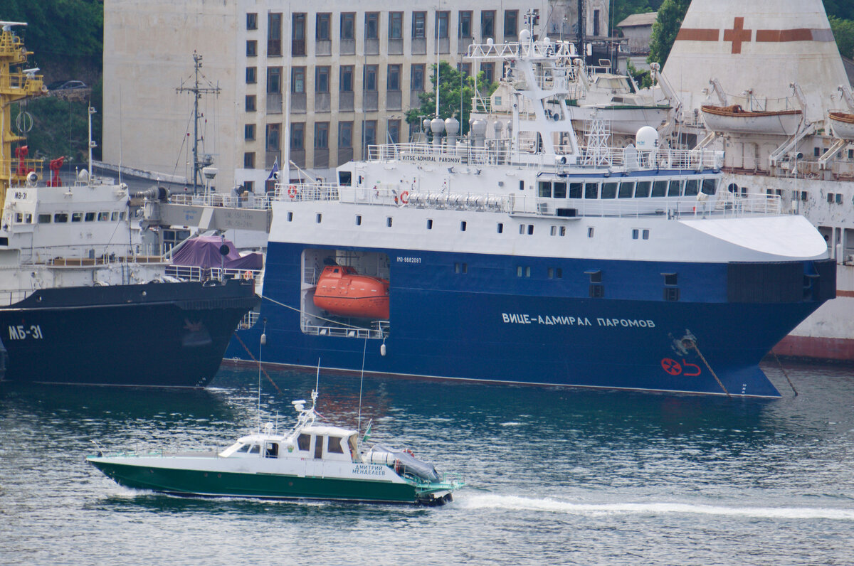 Танкер "Вице-Адмирал Паромов".