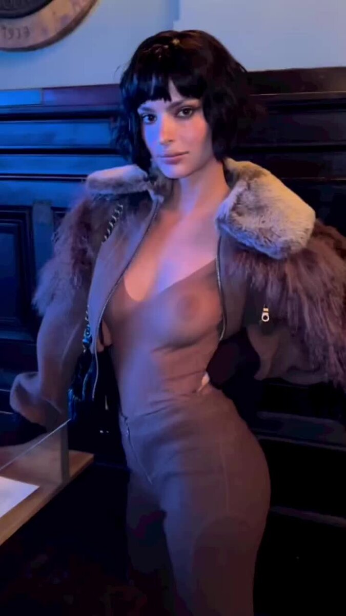    Эмили Ратаковски проверяет новые правила соцсети Видео: Инстаграм (запрещен в РФ)