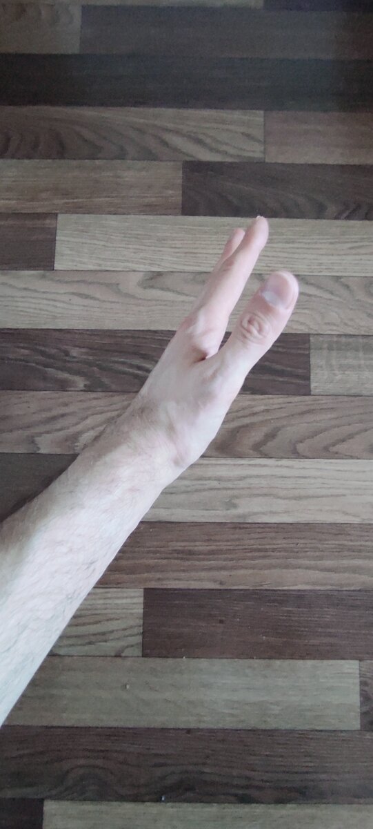 Разжимаем, растопыривая максимально пальцы. Делаем так обеими руками минуту.