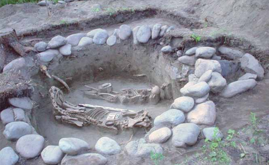 Наземная конструкция и погребение кургана раннего средневековья, комплекс Бирюзовая Катунь-1 (раскопки и фото К.Ю. Кирюшина) 