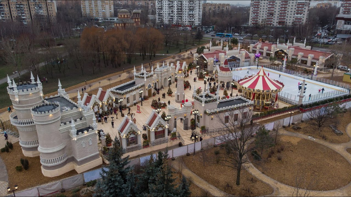 Городецкая вл 1. Москва Гольяновский парк Гольяновский парк. Гольяново сквер у Гольяновского пруда каток. Сквер у Гольяновского пруда ярмарка. Гольяновский парк замок каток.