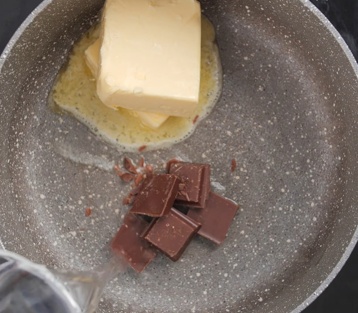 Начинаем готовить шоколадные эклеры.