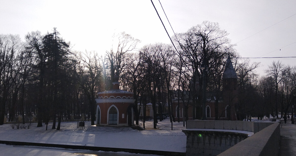 Вид с Ушаковского моста на часовню и церковь Иоанна Предтечи 