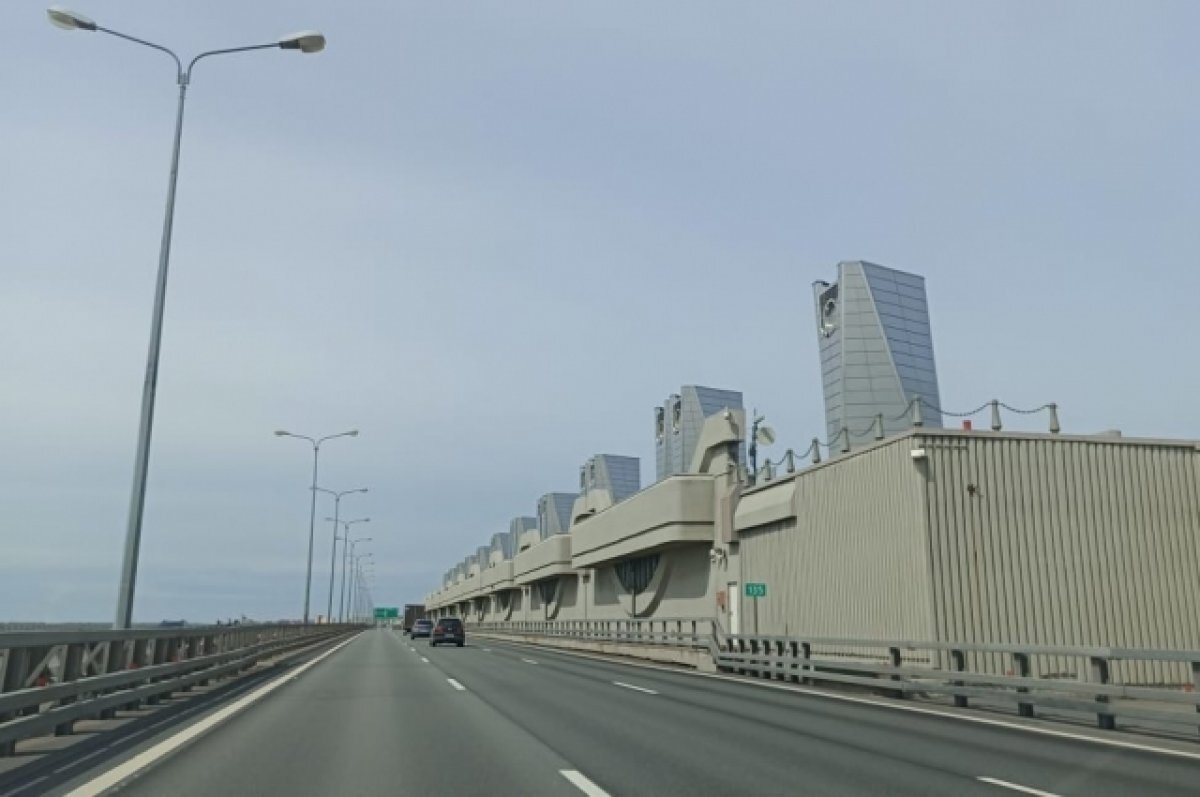    На петербургской дамбе из-за сильного ветра начали закрывать створы