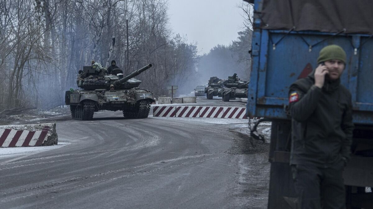    Украинские танки в Донецкой области© AP Photo / Evgeniy Maloletka