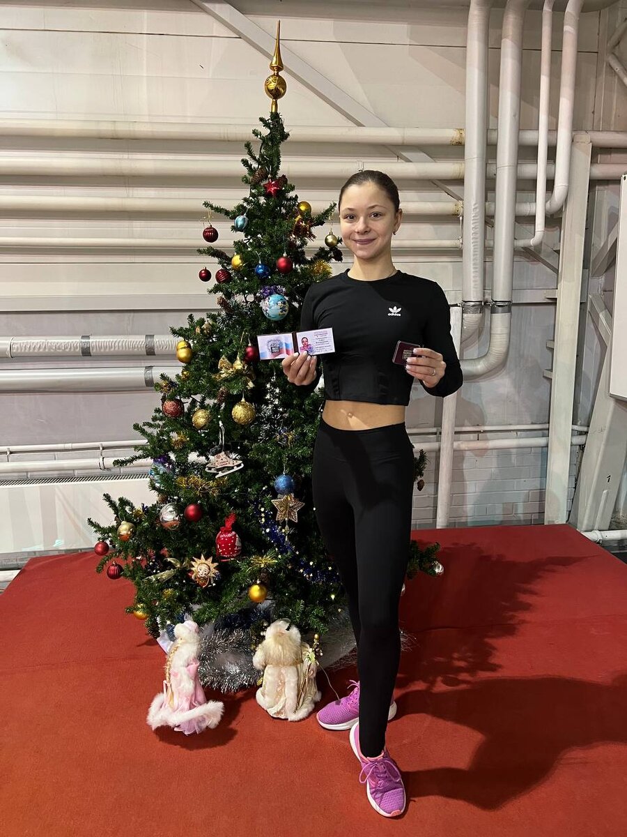 Софья Самоделкина с удостоверением мастера спорта. Фото из открытых источников 