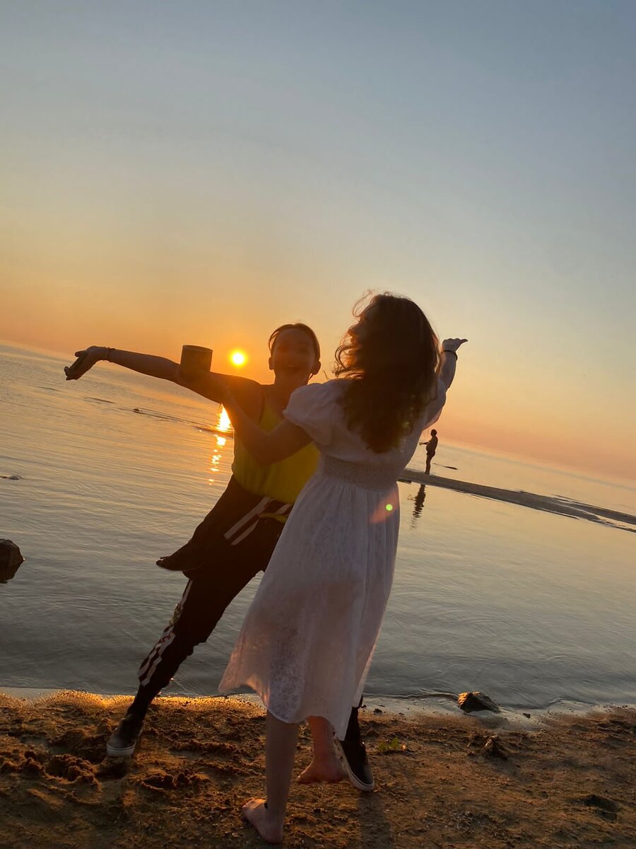 Свой человек, может быть разным…но он точно родной, это чувствуешь сердцем.