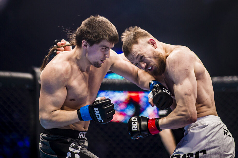 Чемпион мира по кикбоксингу из Омска Дмитрий Киреев в поединке против Владислава Фунтова. Фото: Максим Конанков/Octagon.Media