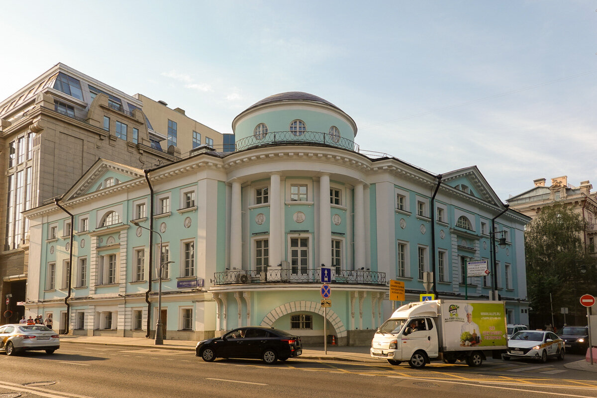 Пешеходная прогулка по Москве. Дома Виталия Соломина, Окуджавы, коробка  из-под обуви и многое другое | Самый главный путешественник | Дзен