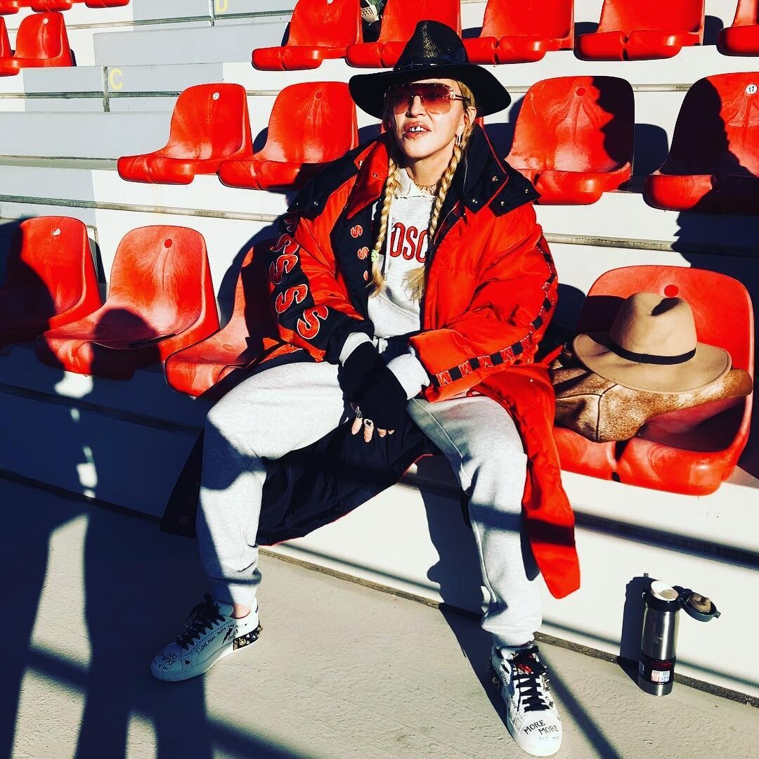    Мадонна в Лиссабоне на футбольной тренировке сына Дэвида Банды