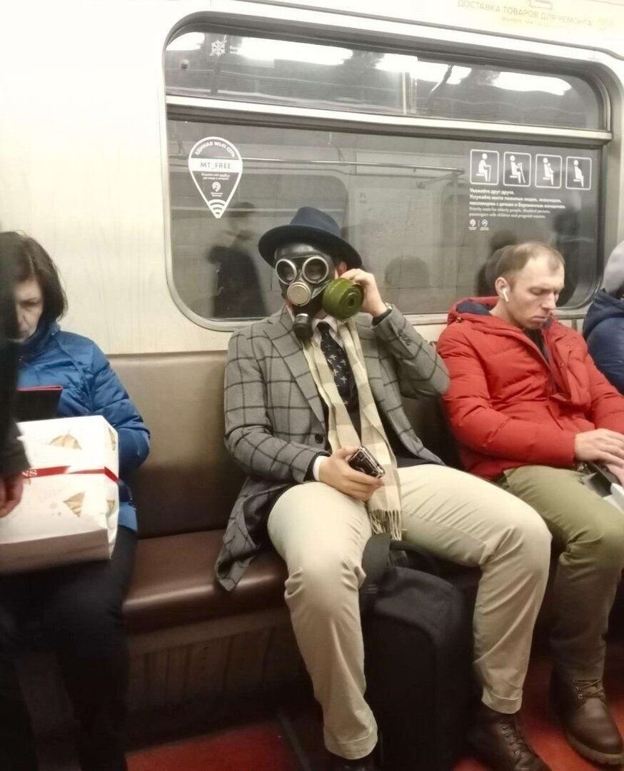 люди у метро